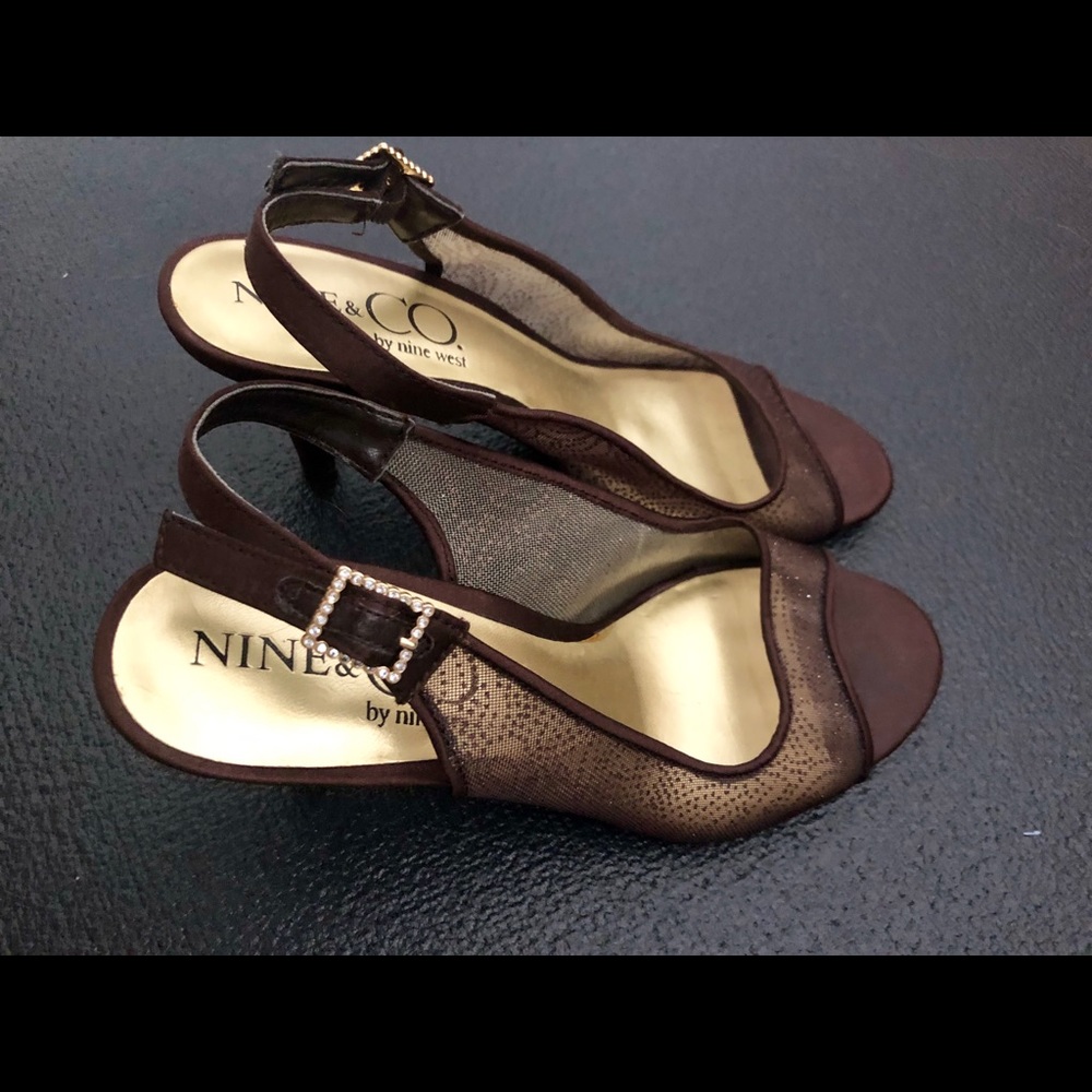 Elegant Nine West 6 1/2 Mid - Low Heels Sandals